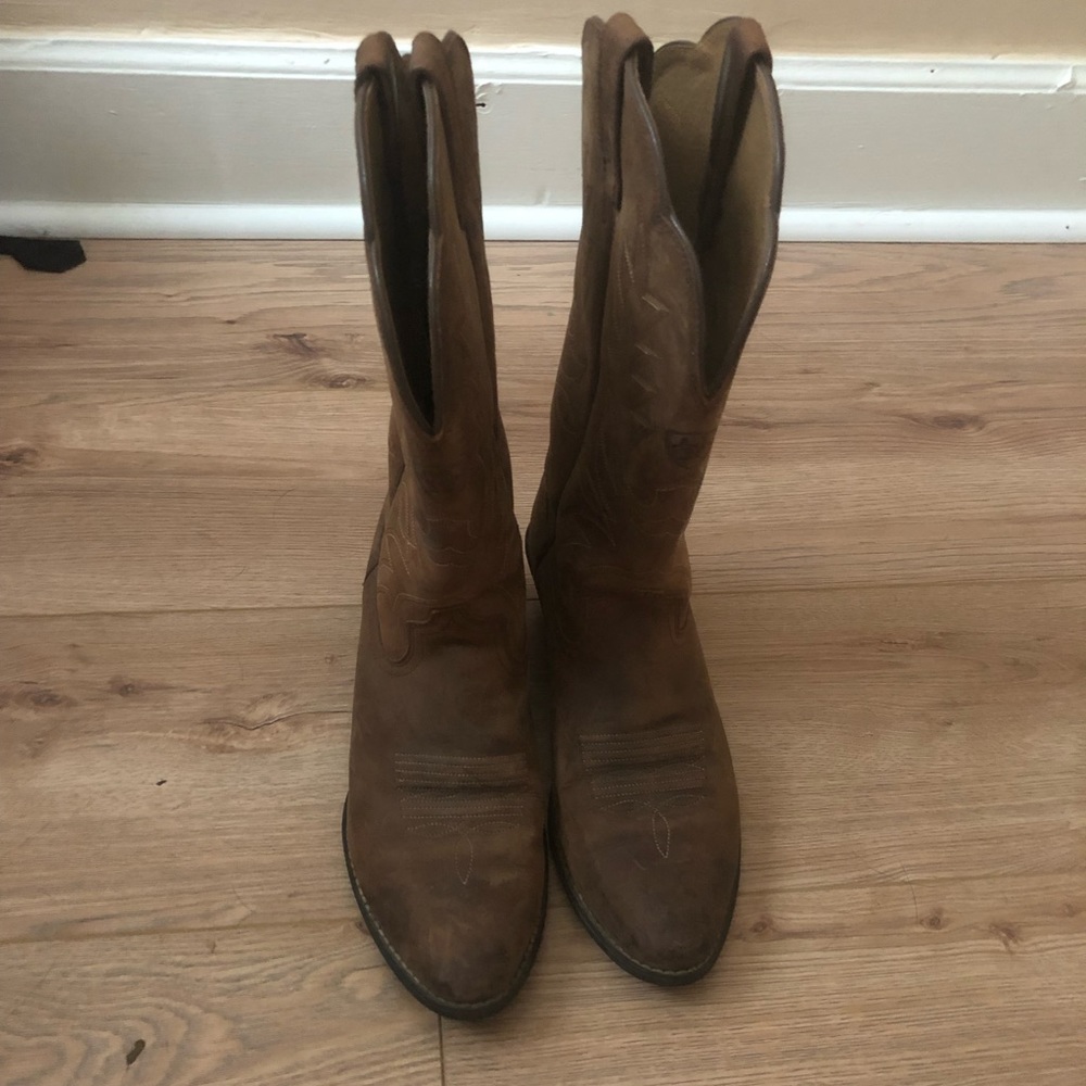 Ariat cowgirl boots size 8.5